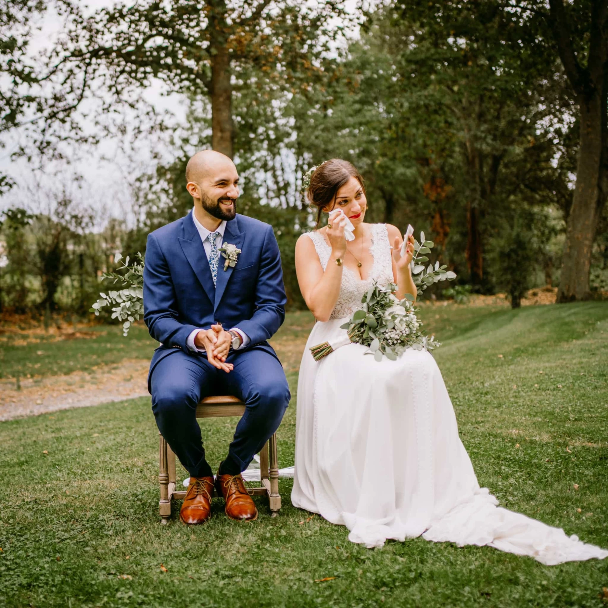 Mariée émue avec marié souriant lors d'un mariage en plein air. photographe-lille