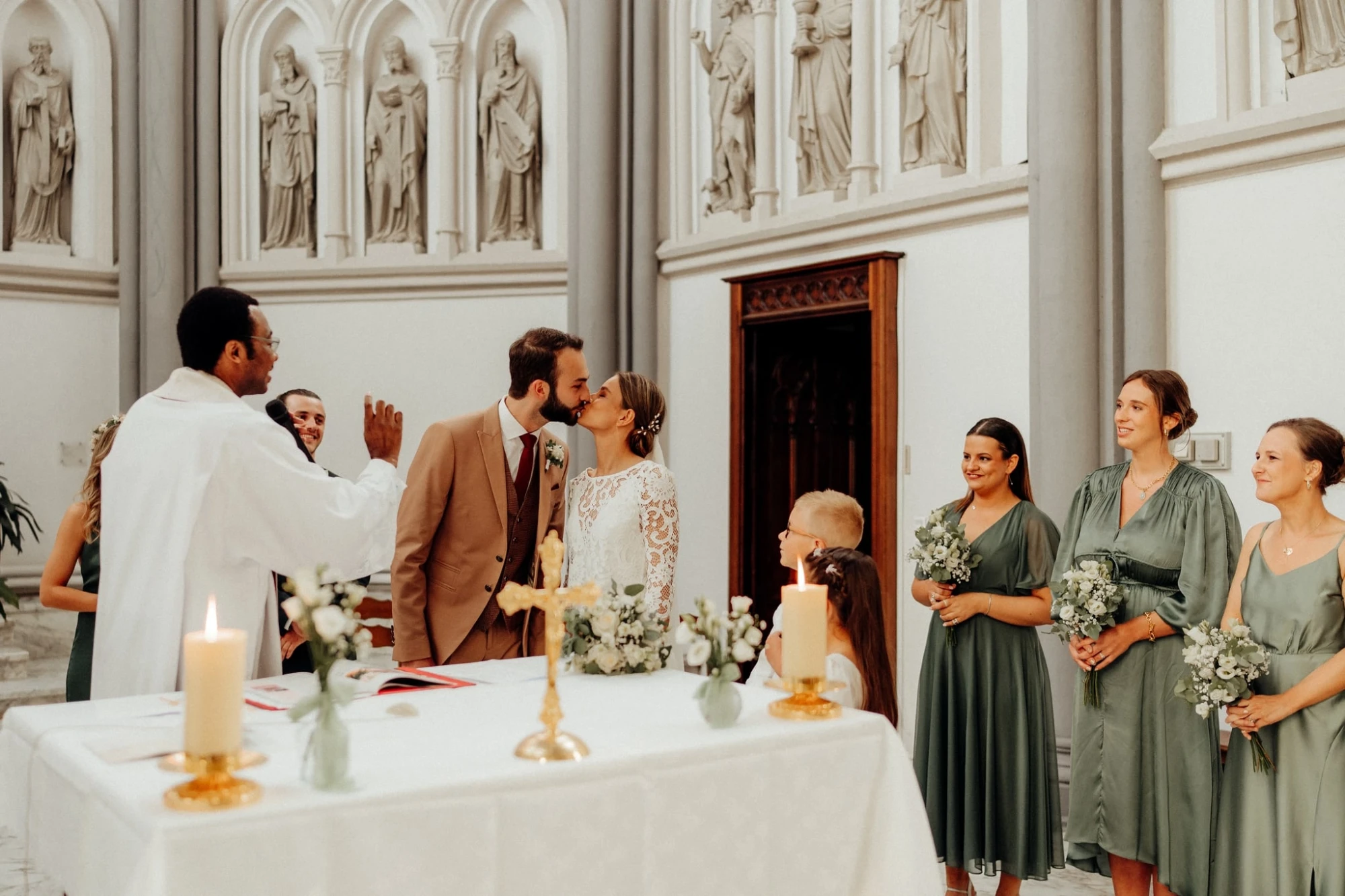 Couple exchanging vows at a sustainable wedding with eco-friendly decor. photographe-lille
