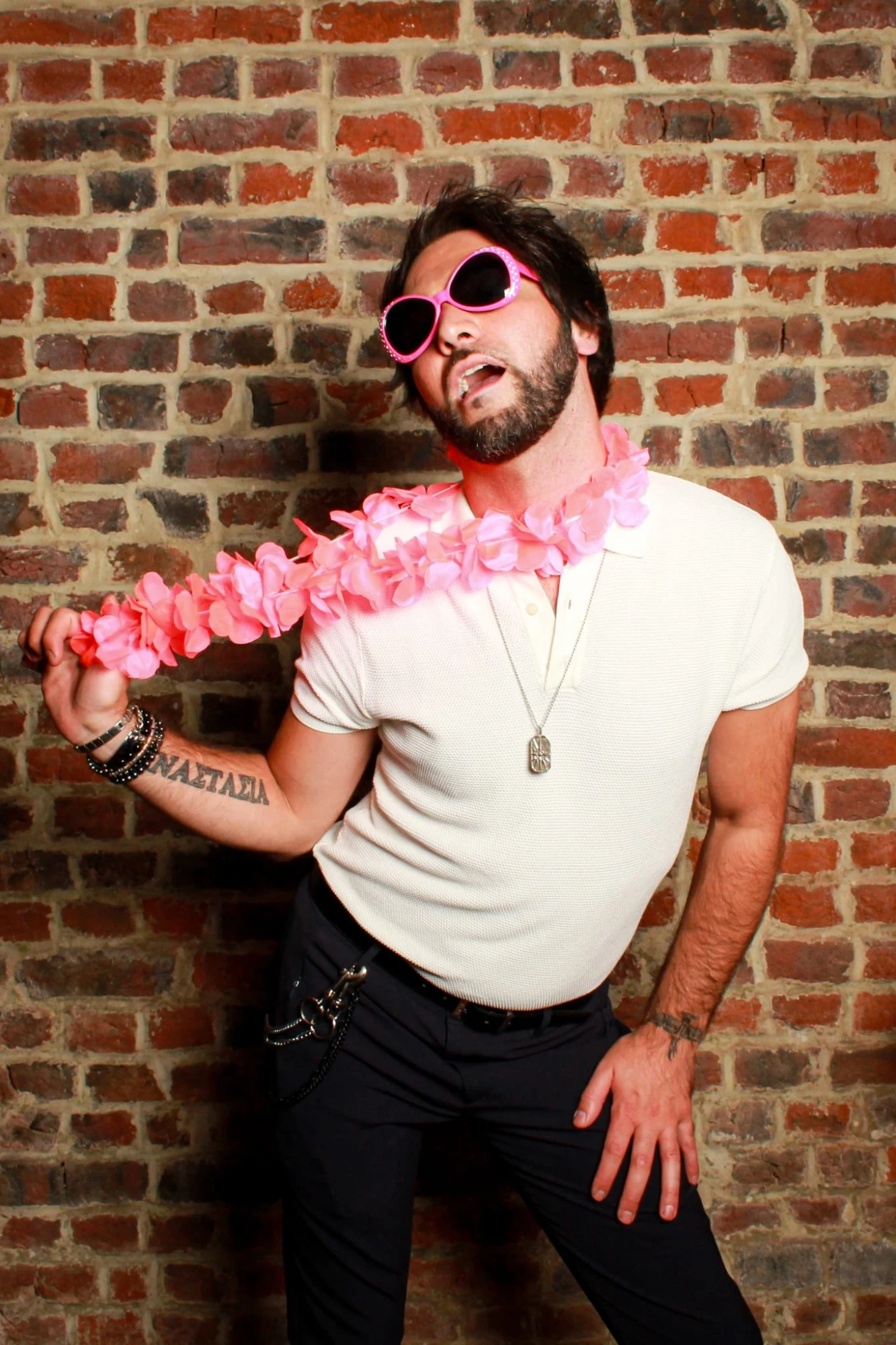 Homme avec un lei floral rose, lunettes de soleil. Mode d'été masculine. photographe-lille
