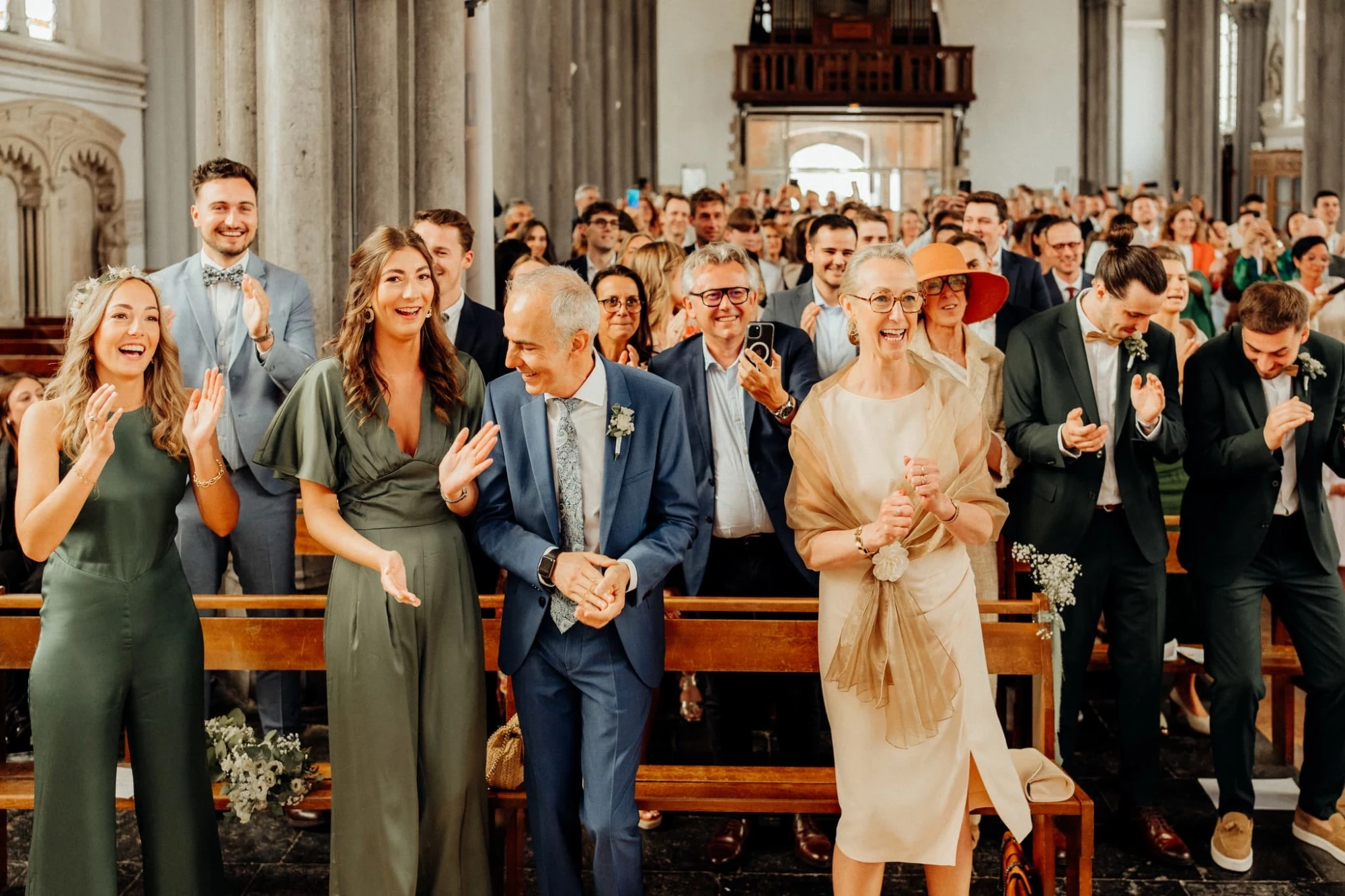 Invités applaudissant lors d'un mariage dans une église photographe-lille