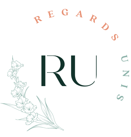 Logo Regards Unis avec fleurs et initiales RU photographe-lille
