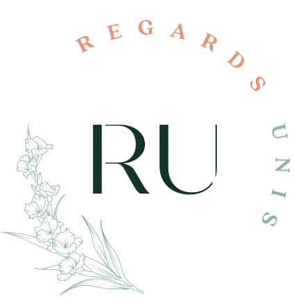 Logo Regards Unis avec fleurs et initiales RU photographe-lille