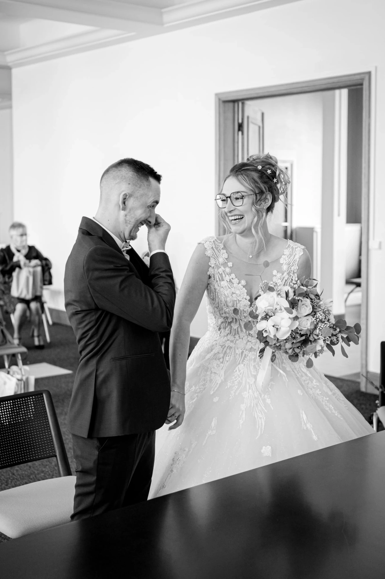 Marié ému aux larmes regardant sa belle mariée souriante avec bouquet de mariage. photographe-lille