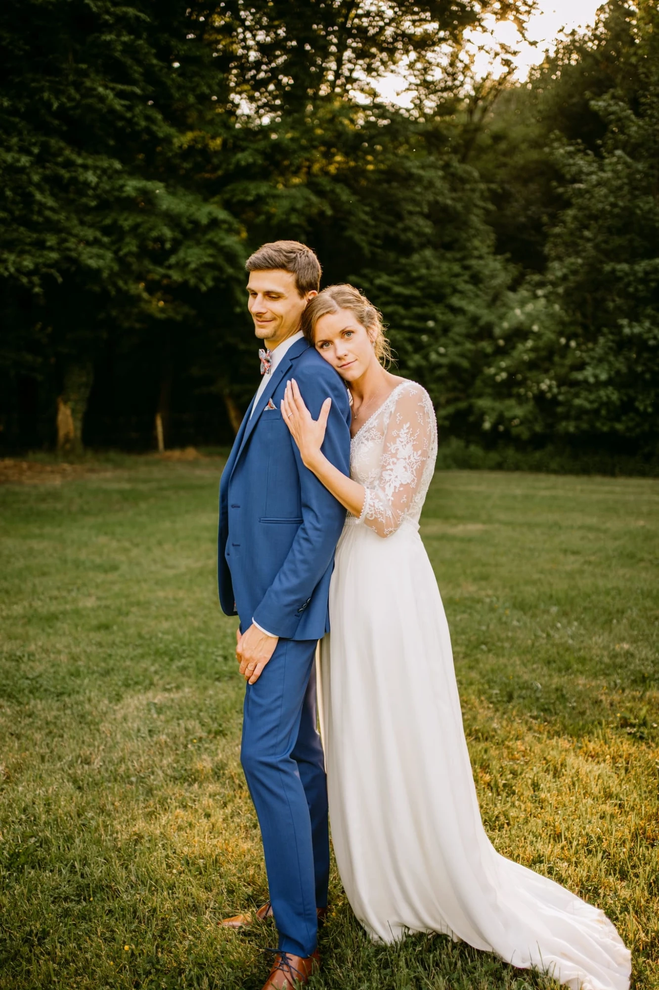 Jeune couple marié : la mariée appuie sa tête sur l'épaule du marié dans un cadre champêtre. photographe-lille