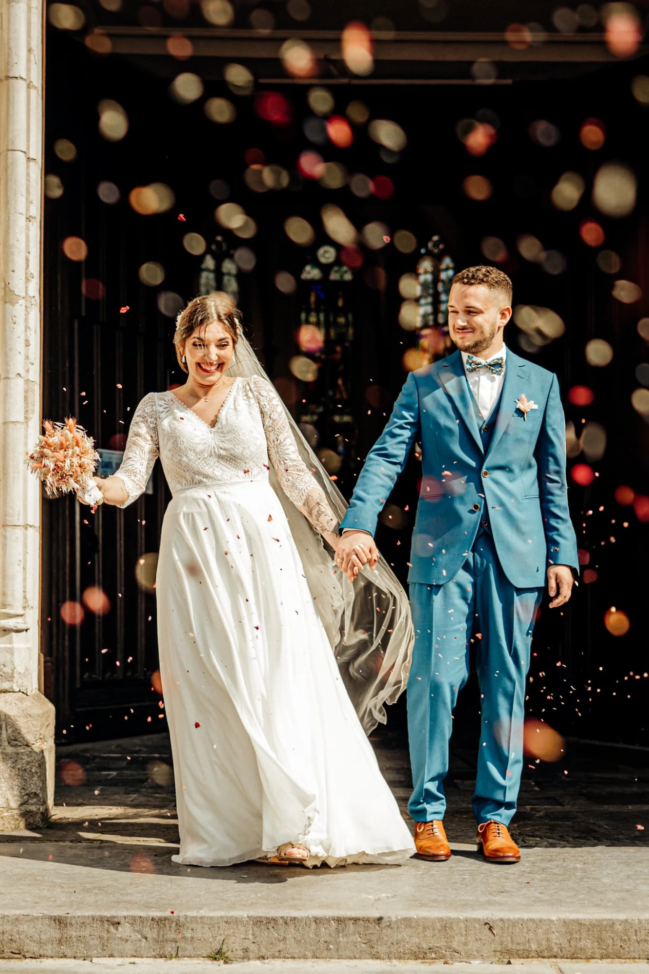 Mariés sortant de l'église sous une pluie de confettis. photographe-lille