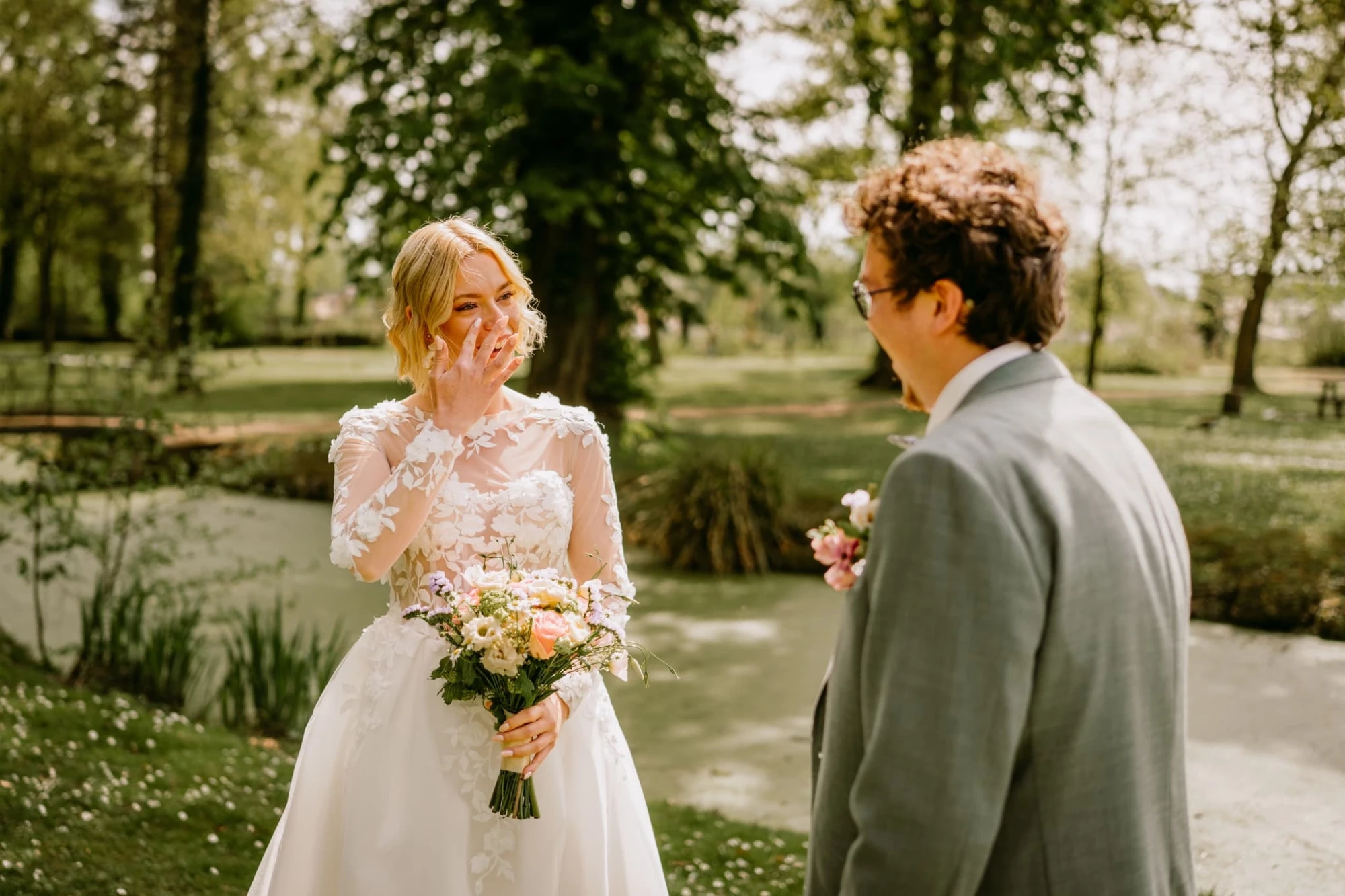 Mariée émue lors de sa première rencontre avec le marié, bouquet à la main. photographe-lille