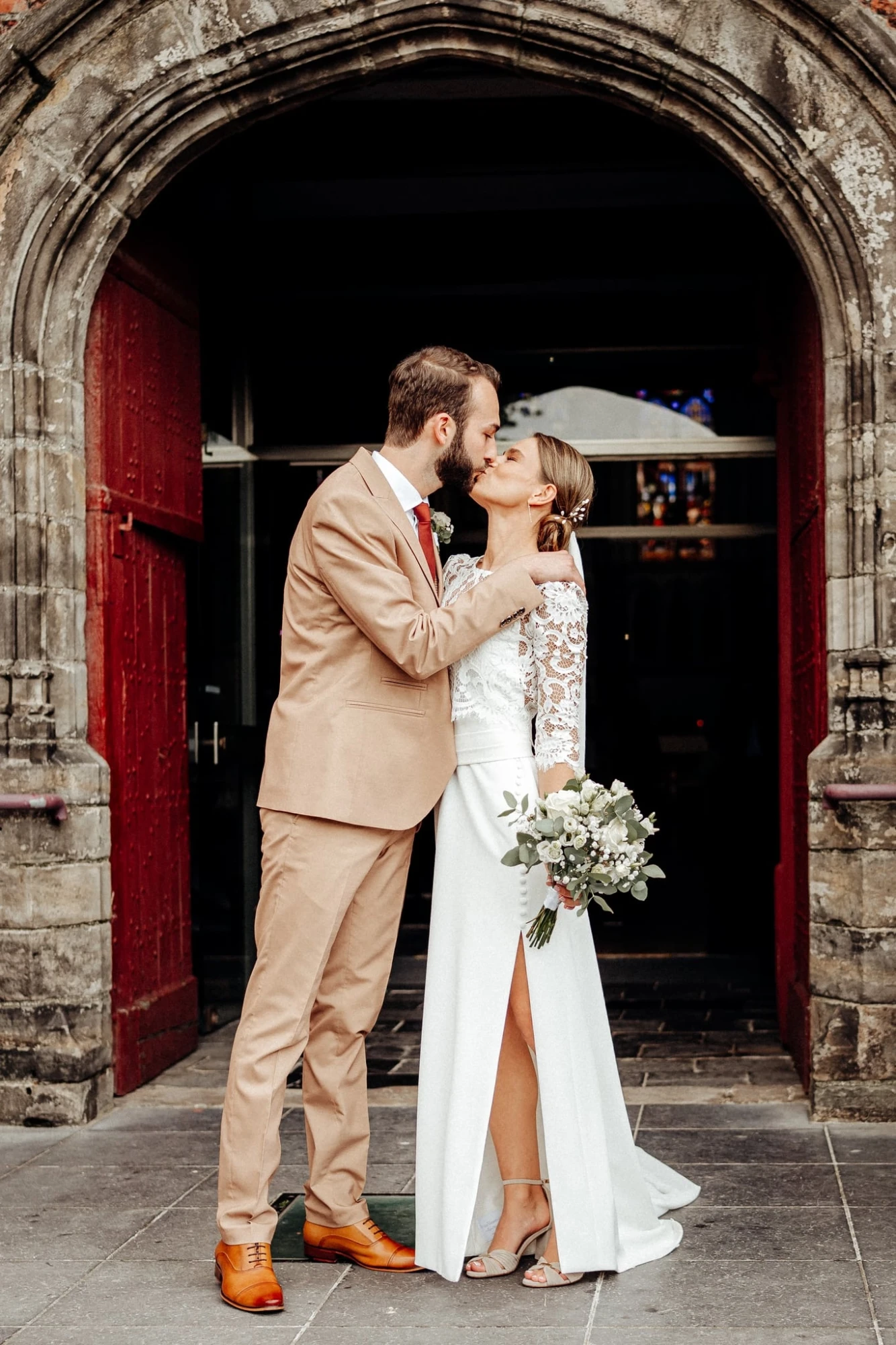 Couple kissing after their sustainable wedding ceremony photographe-lille