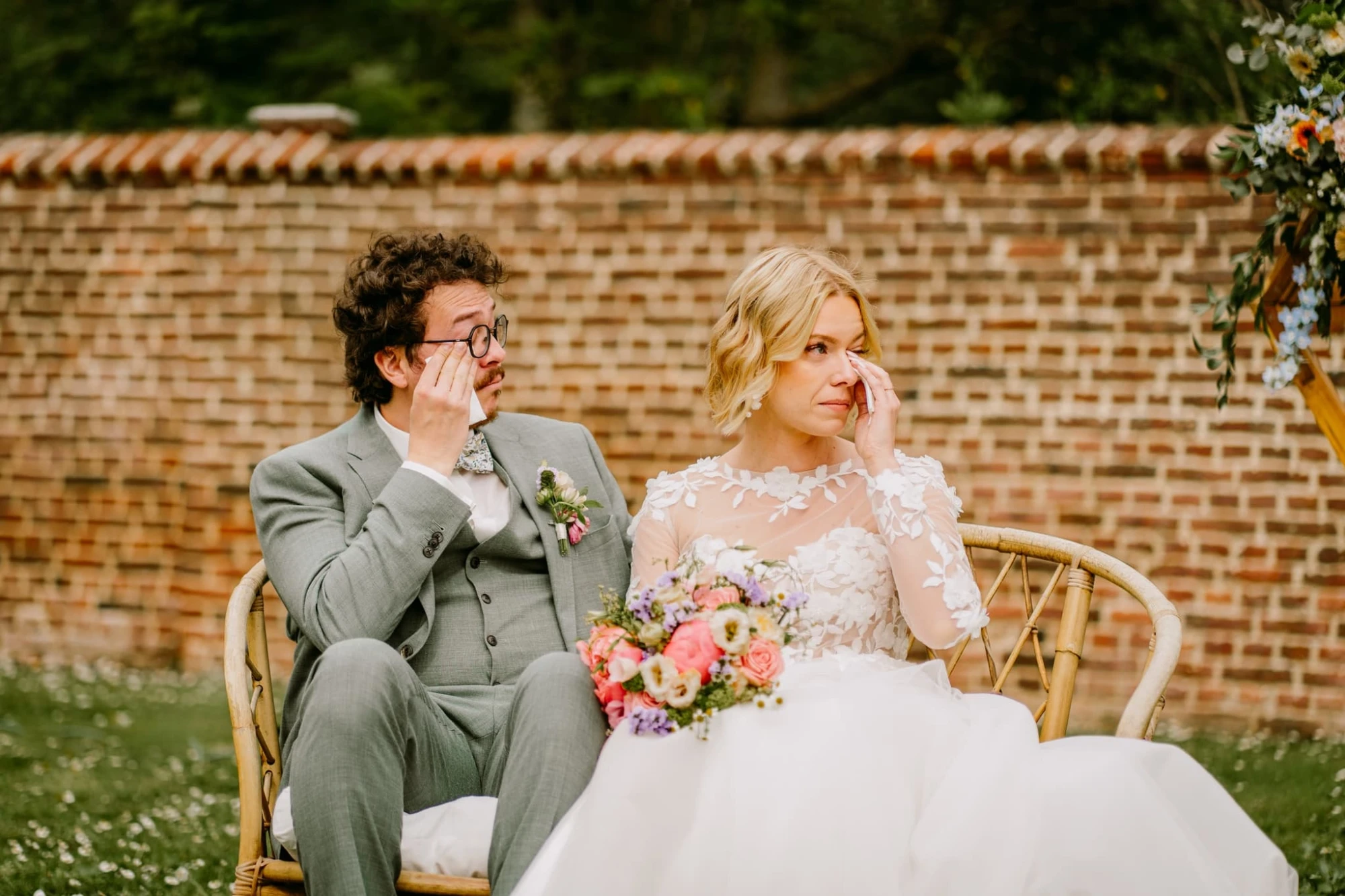 Mariés émotifs essuyant leurs larmes pendant la cérémonie. photographe-lille