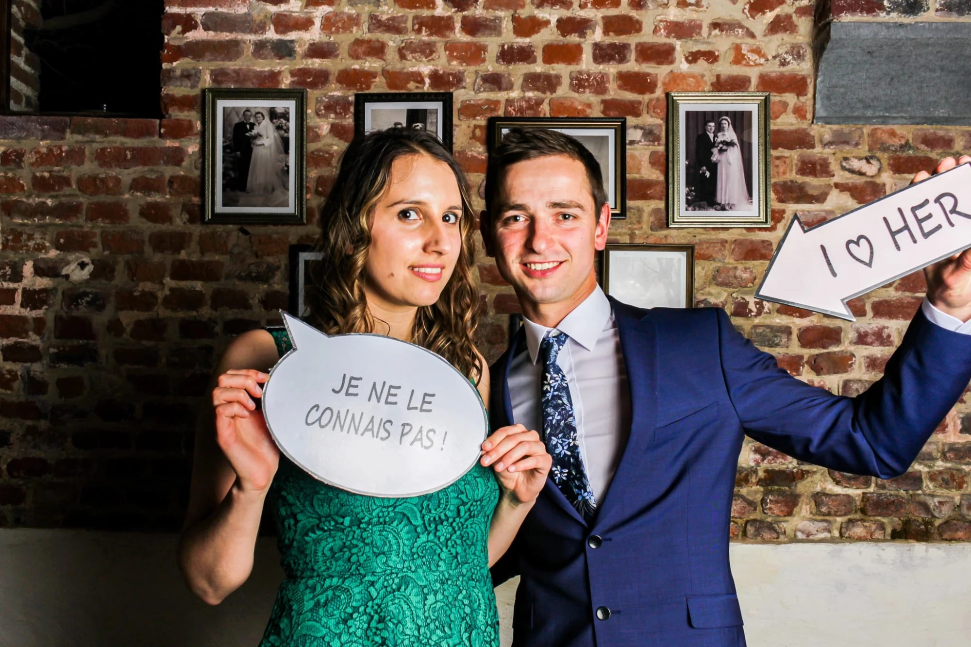 Couple souriant avec accessoires de mariage humoristiques. "Je ne le connais pas !" et "I ❤️ Her". photographe-lille