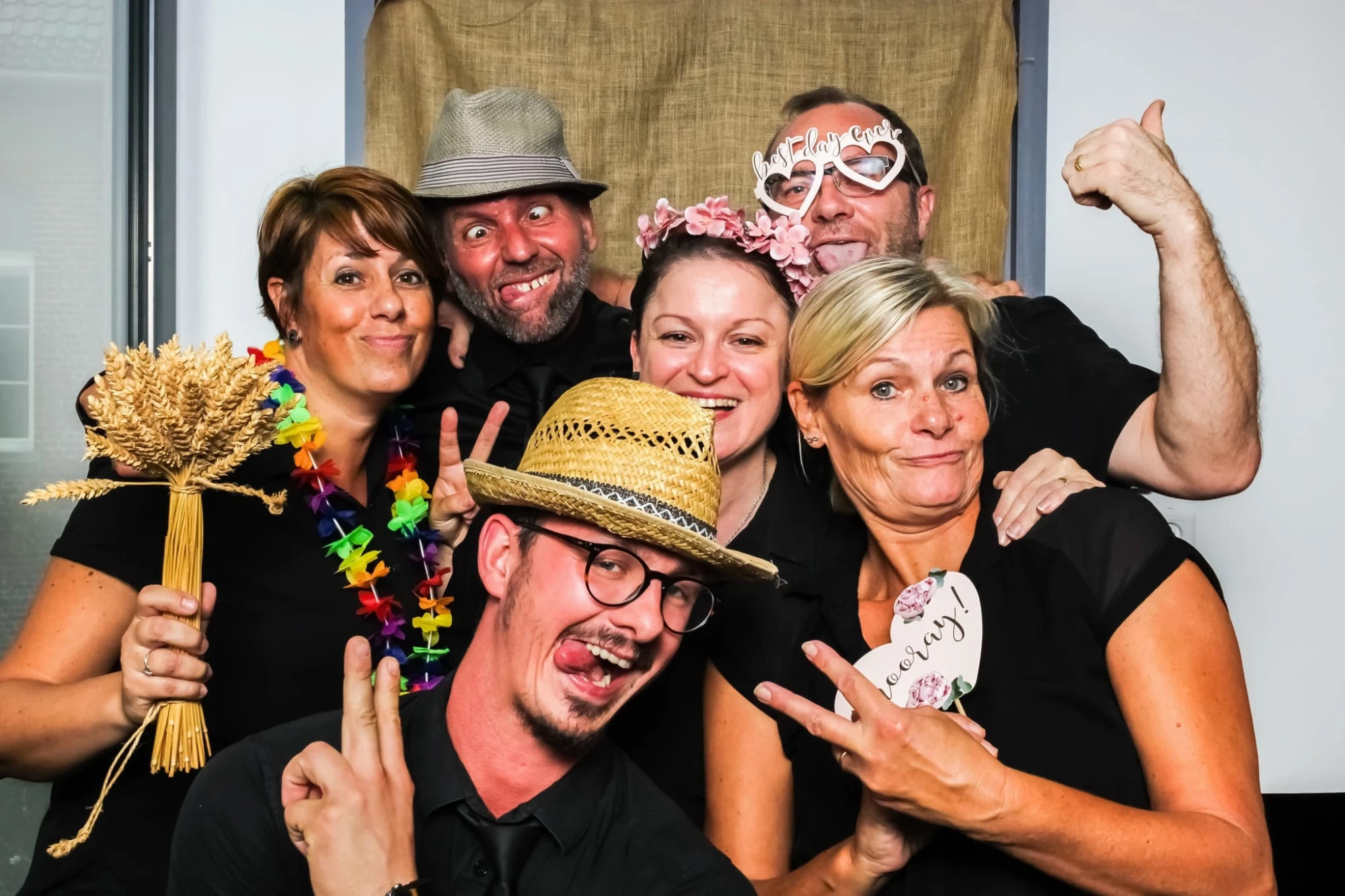 Groupe amusant posant avec accessoires : chapeaux, fleurs, bouquet de blé. Sourires et bonne humeur. photographe-lille