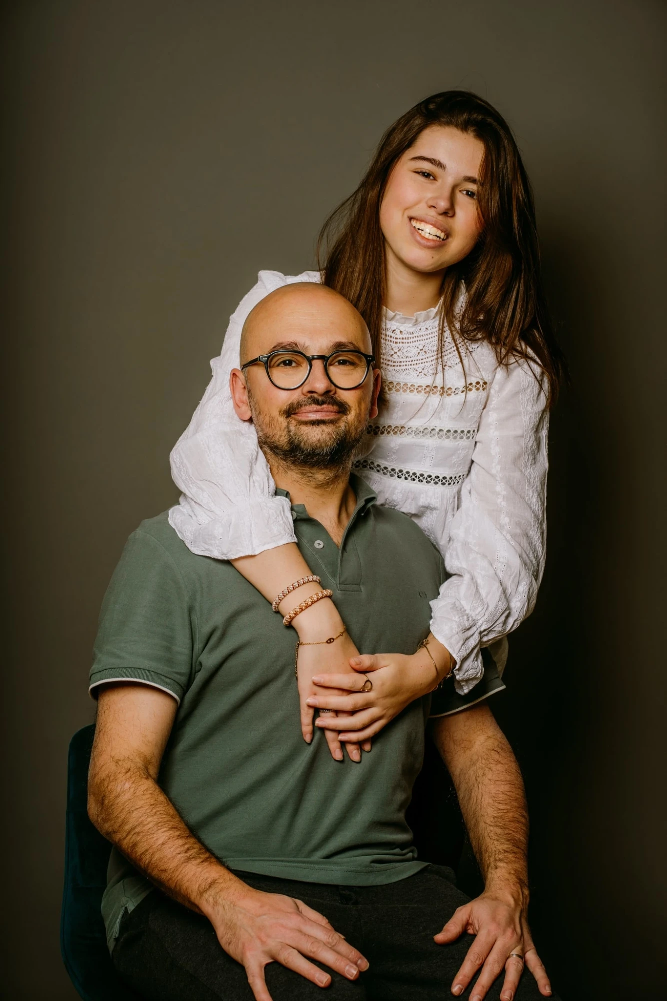 Père et fille souriants, portrait famille. Photographe mariage et famille à Lille et Hauts de France. photographe-lille
