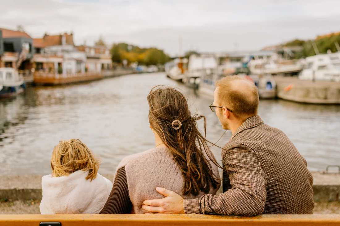 Famille regardant la rivière à Lille, photographie mariage et famille Hauts de France photographe-lille