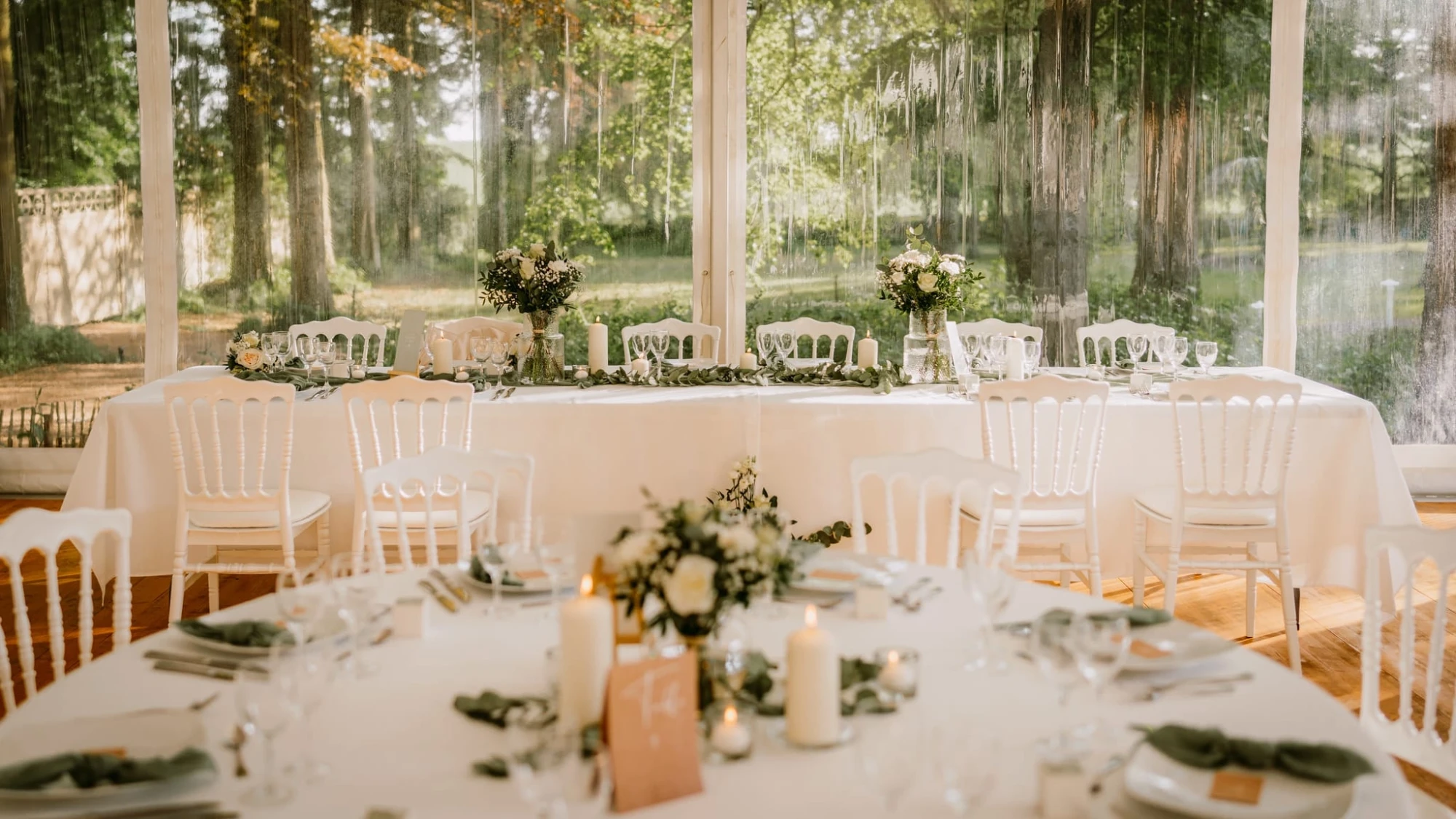 Élégante table de réception de mariage avec un centre de table floral et des chaises blanches photographe-lille