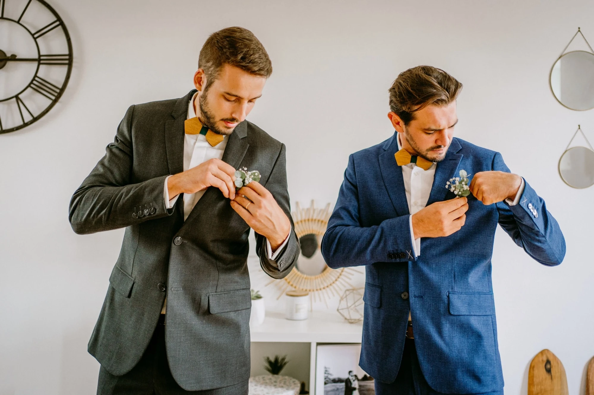 Deux hommes en costume ajustant leurs boutonnières, nœuds papillon en bois. Mariage élégant. photographe-lille