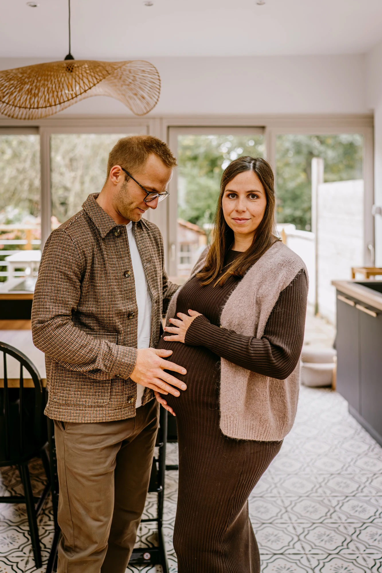 Femme enceinte avec son partenaire, mains sur le ventre. Couple attendant un bébé. photographe-lille
