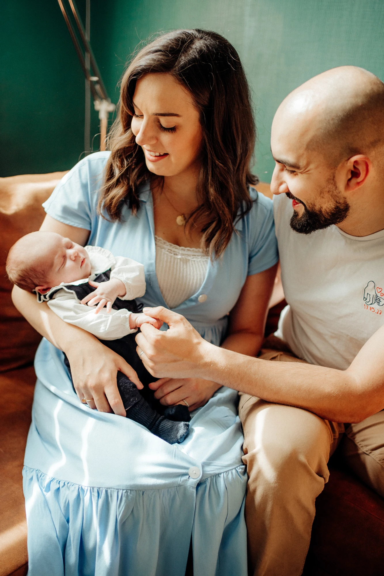 Famille avec nouveau-né : maman, papa et bébé sur un canapé. photographe-lille