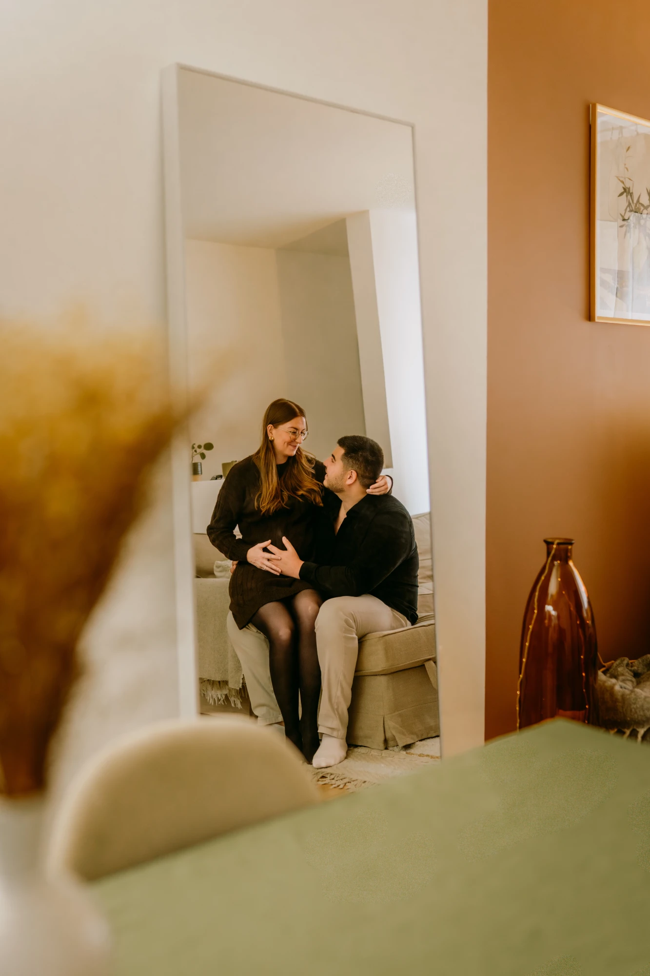 Femme enceinte et homme assis, reflet dans un miroir. Couple attendant un bébé. photographe-lille