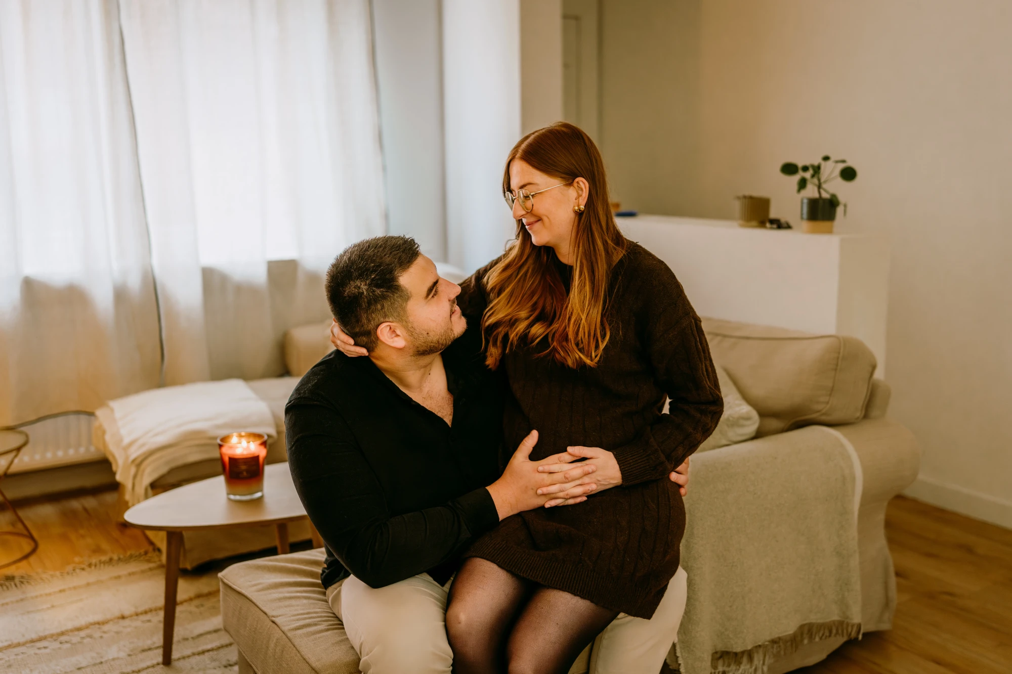 Femme enceinte et son partenaire souriant, mains sur le ventre. Amour et anticipation. photographe-lille