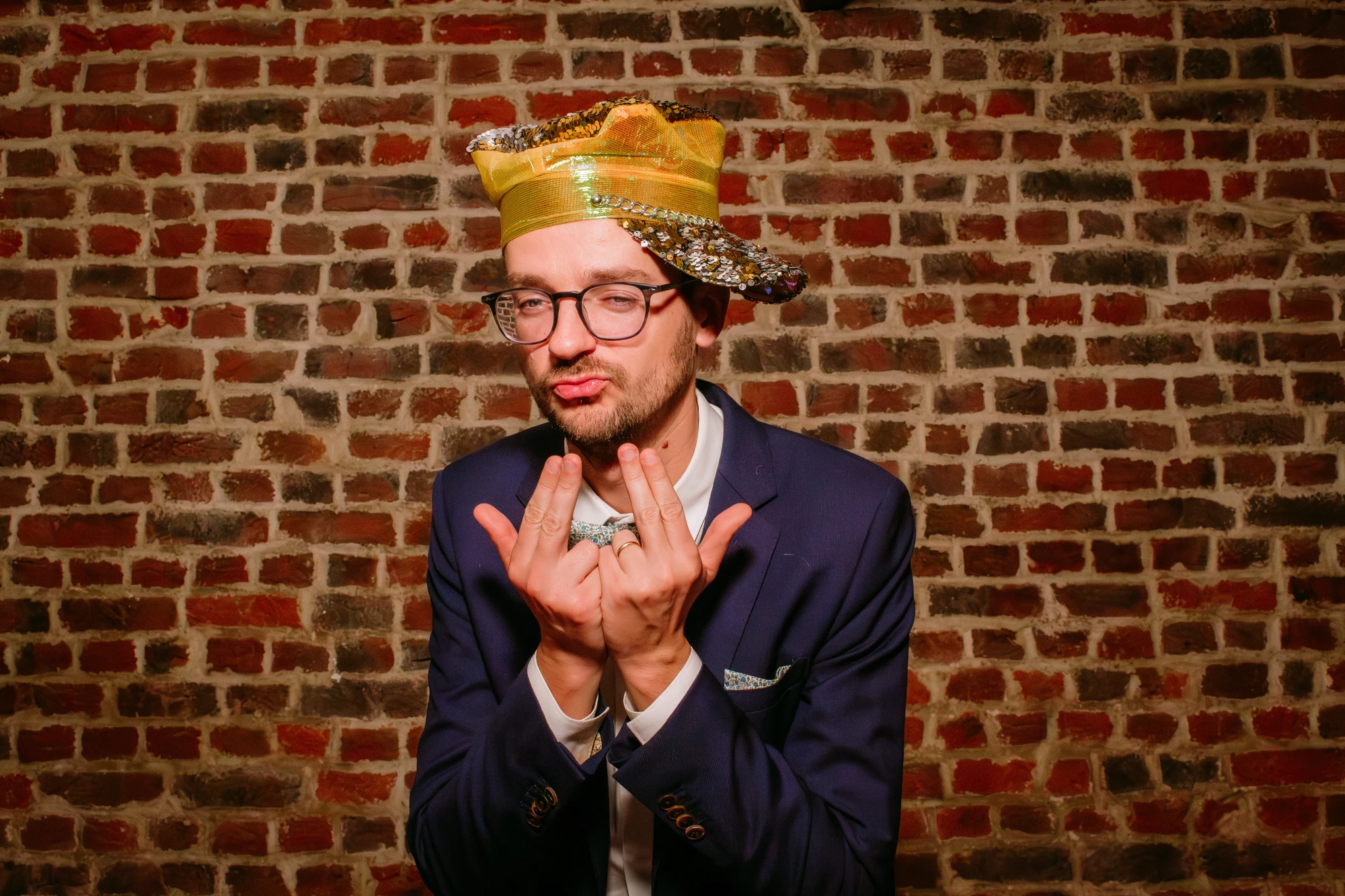 Homme en costume avec un chapeau extravagant pour le photobooth. photographe-lille
