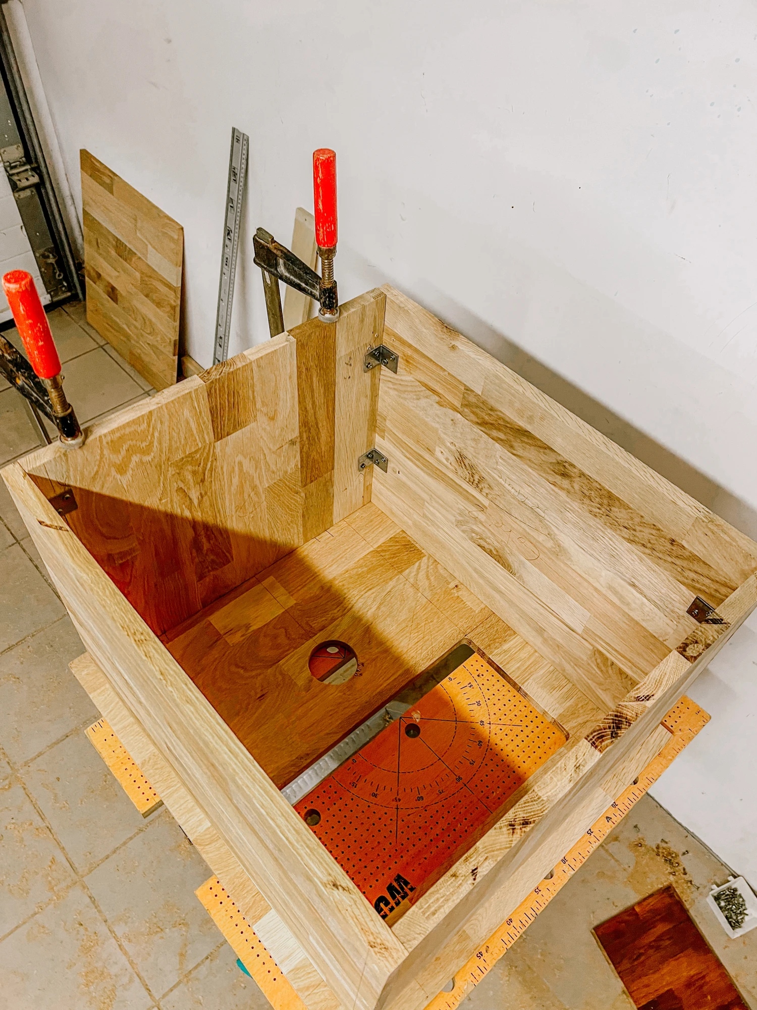 Boîte en bois en construction avec outils de menuiserie. Projet d'ébénisterie en cours. photographe-lille