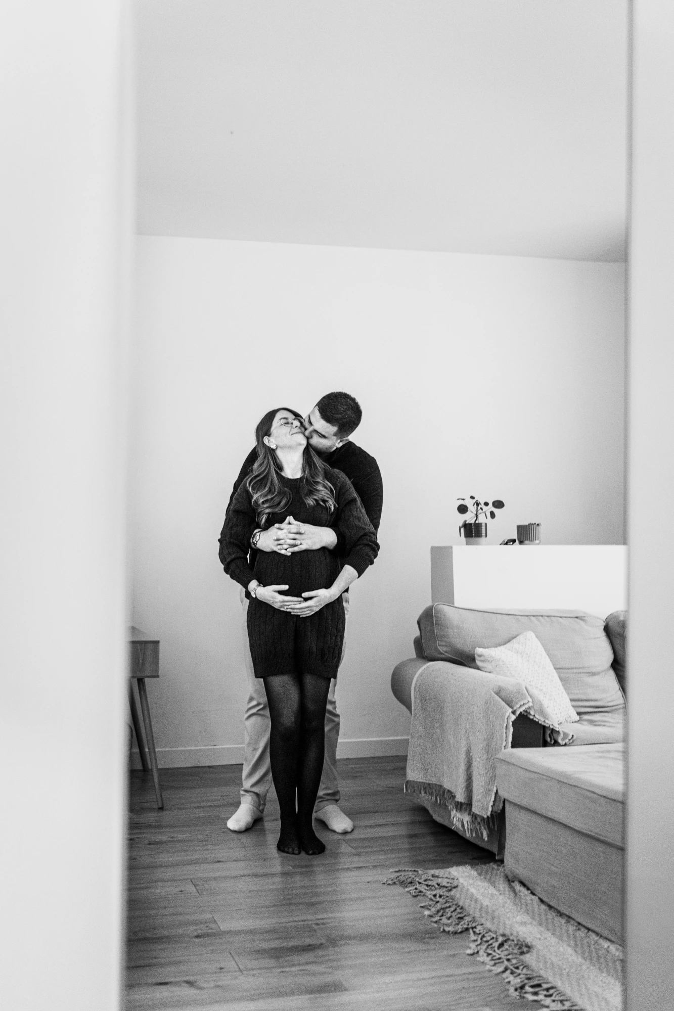 Couple enceinte se regardant tendrement, reflet dans un miroir. photographe-lille